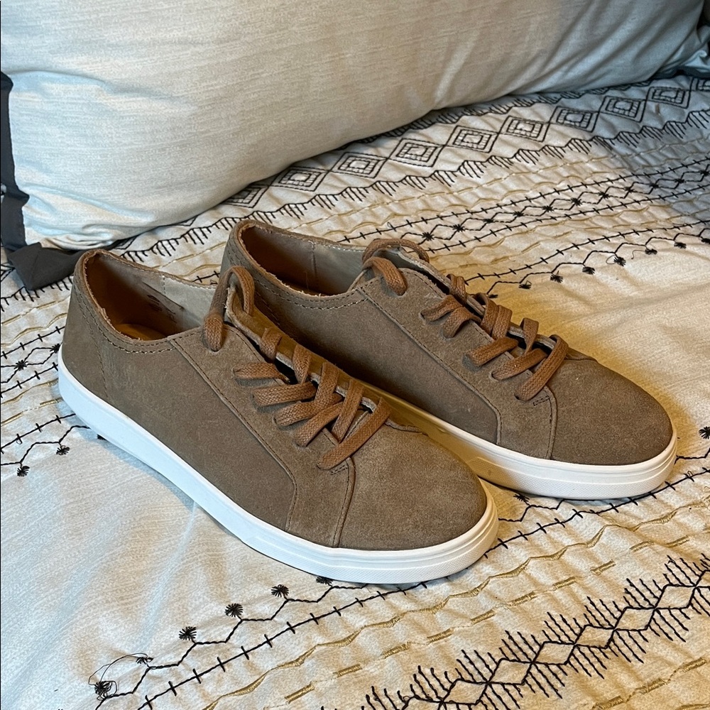 Women’s Tan Suede Sneakers (brand new)